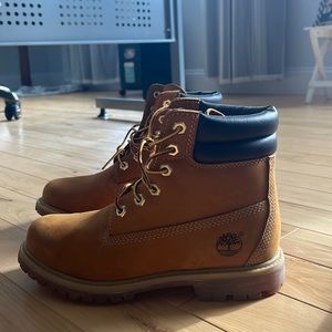 Women’s 6.5 Timberland boots.